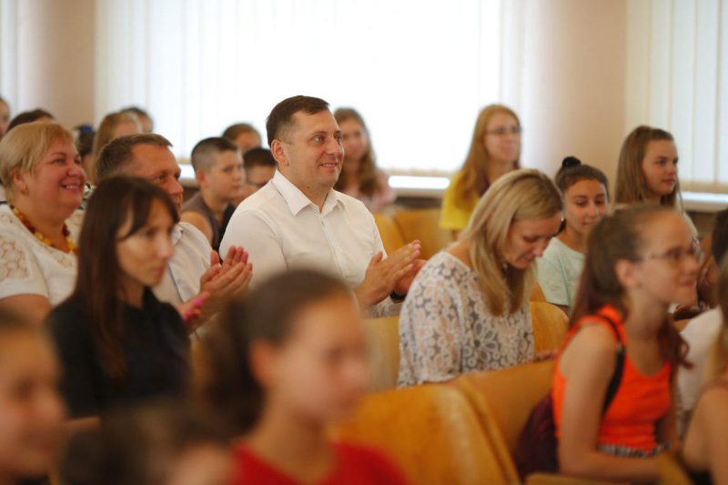 Виктор Бусько прочитал школьникам мини-лекцию