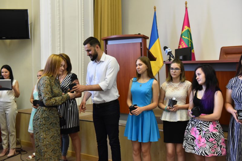 В Запорожском горсовете поздравили детей, получивших паспорта