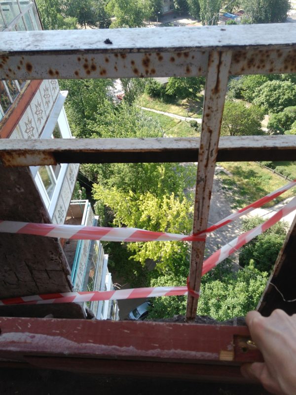В Запорожье с высоты 14-го этажа упала бетонная плита с балкона (ФОТО)