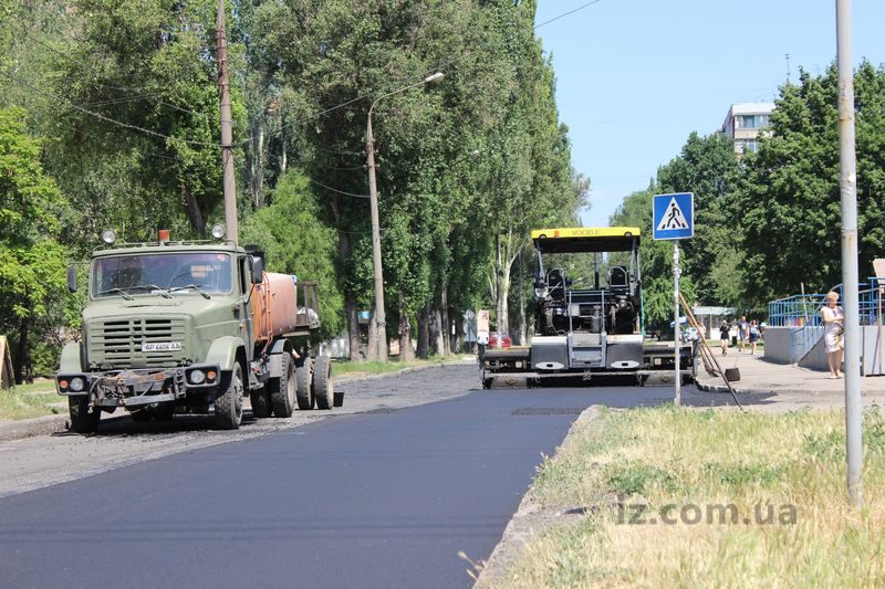 В промышленном районе Запорожья ремонтируют проблемную дорогу