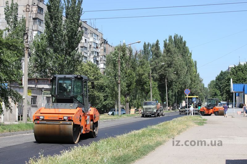 В промышленном районе Запорожья ремонтируют проблемную дорогу
