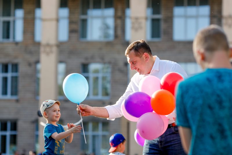 Игры, конкурсы и концерт — в Запорожье ярко отметили День отца