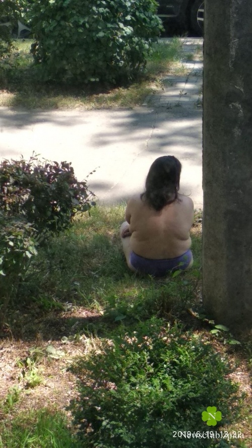 Женщина разделась и отдыхает на бульваре Шевченка. Фото: newsclub.zp.ua