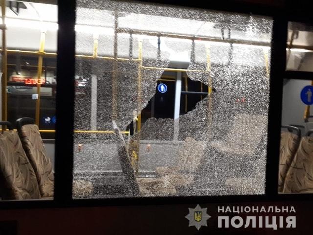 Хулиганы разбили стекла в запорожском автобусе. Фото: Нацполиция.