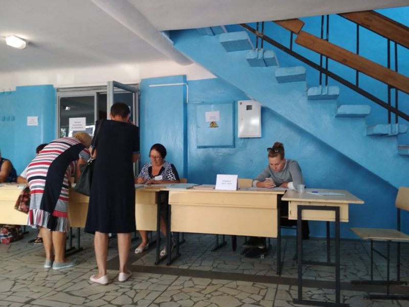 В селе Днепровка Каменско-Днепровского района явка избирателей низкая