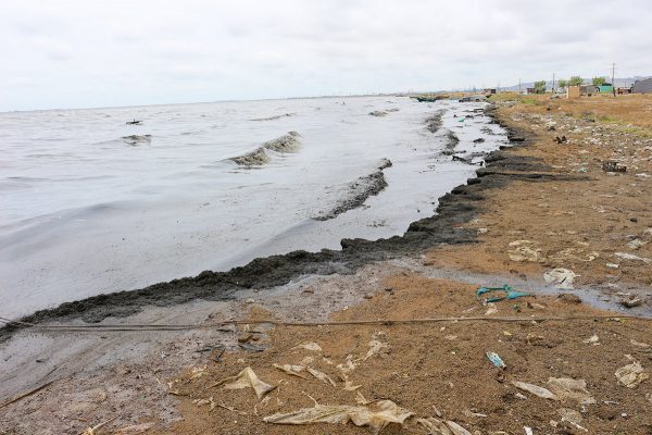 Загрязненный берег моря