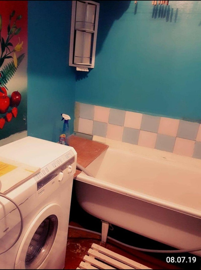 В ванной технический прогресс пошел вперед и тут появилась стиральная машина