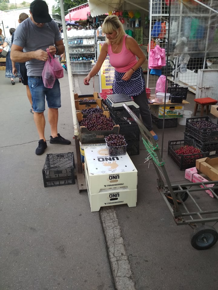 На Крытом рынке продают черешню