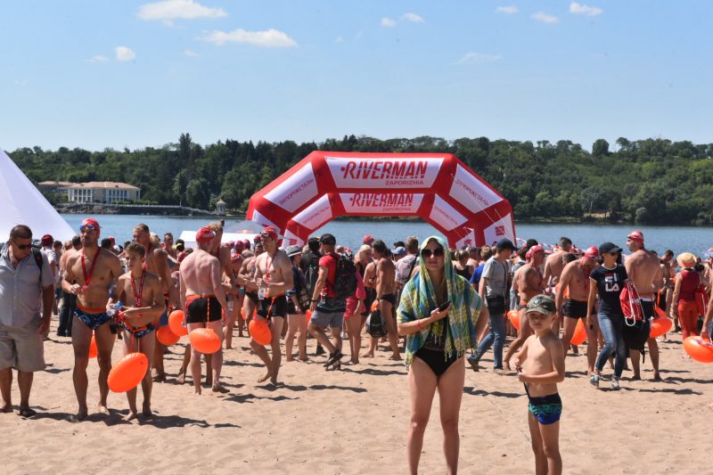  соревнованиях «Riverman» в Запорожье приняли участие порядка тысячи пловцов