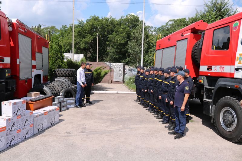 Роман Омельянович поблагодарил спасателей за службу и передал новое оборудование