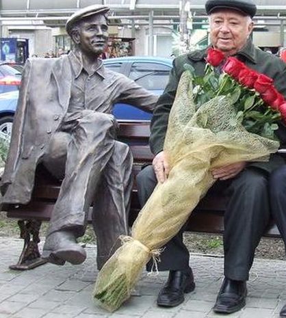 Григорий Пометун возле памятника Николаю Рыбникову
