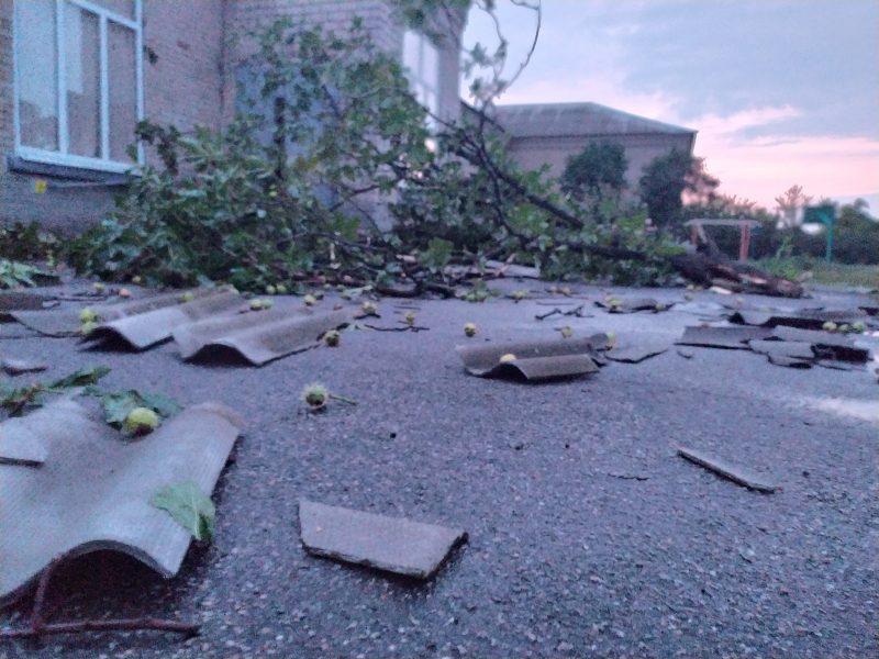 В селе Максимовка Вольнянского района буря разрушила крышу школы