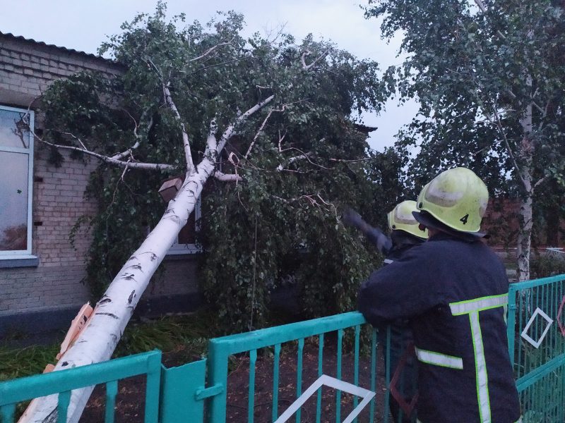 В селе Максимовка Вольнянского района буря разрушила крышу школы