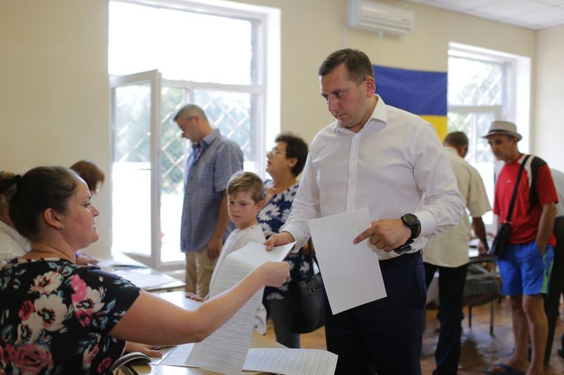 Виктор Бусько на избирательном участке