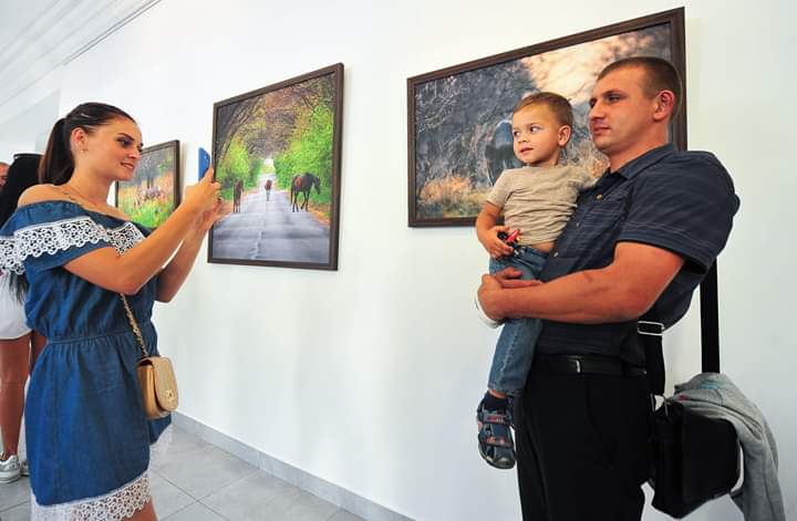 В туристическом информационном центре открылась фотовыставка «Таинственный мир. Хортица»
