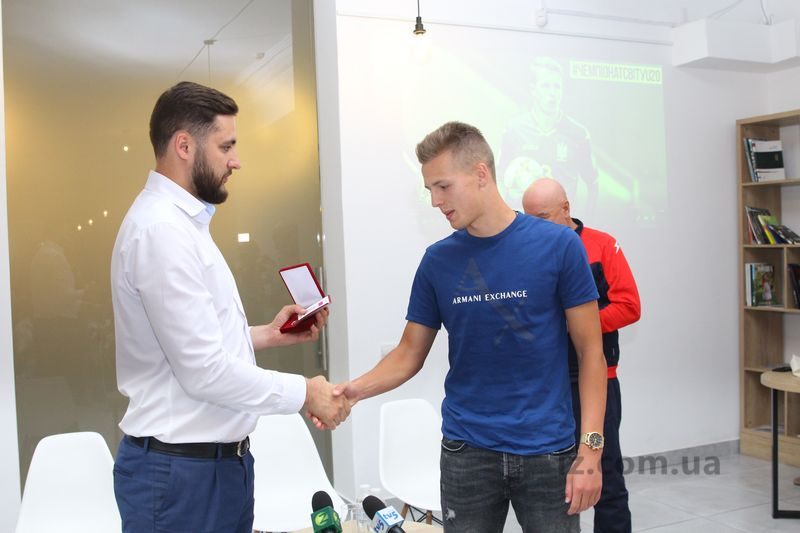 Анатолий Пустоваров вручает футболисту награду