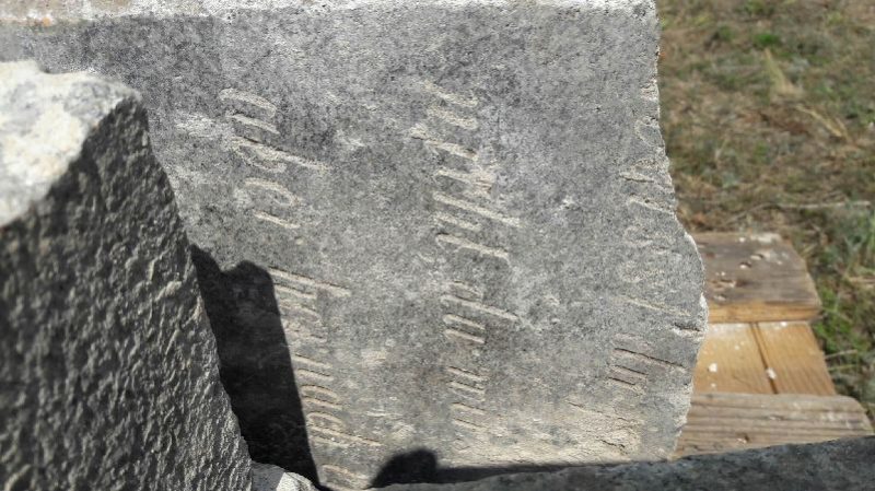 Исследования фундамента из надгробий с кладбища меннонитов