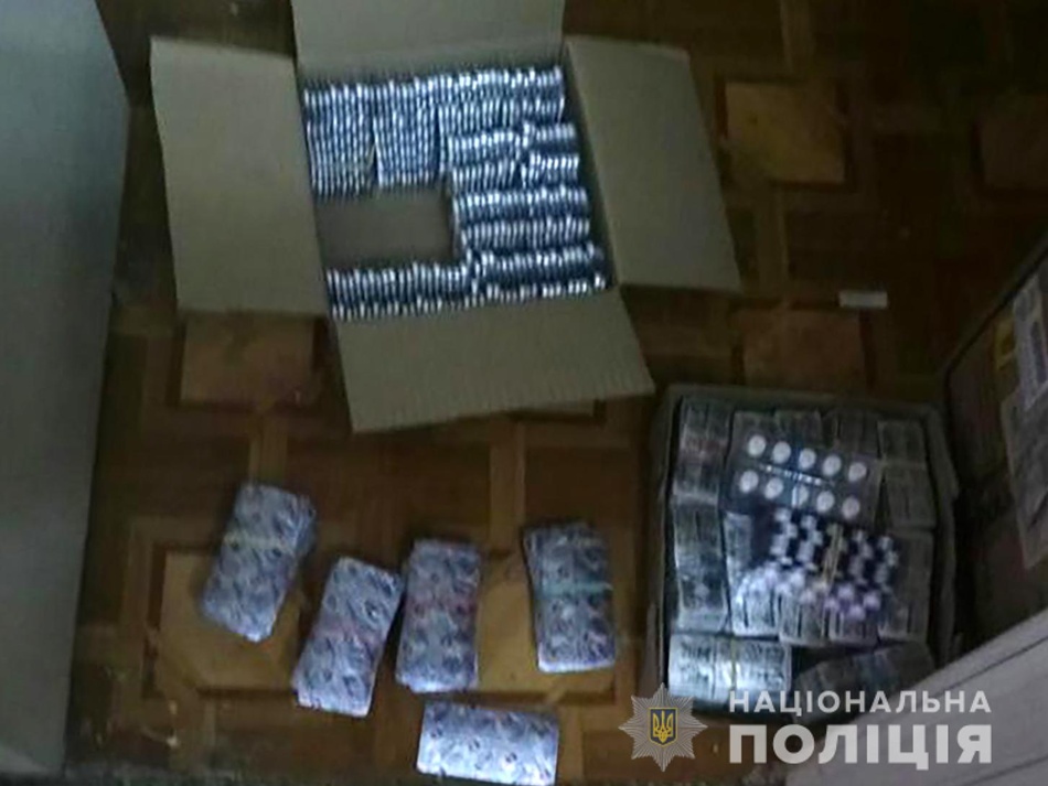 Полицейские изъяли около 4 тысяч таблеток. Фото: Нацполиция