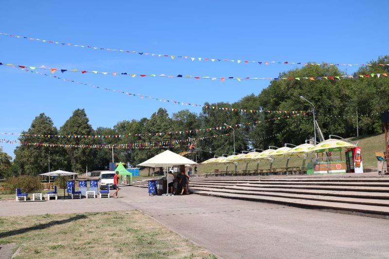 В парке Металлургов подготовка к фестивалю