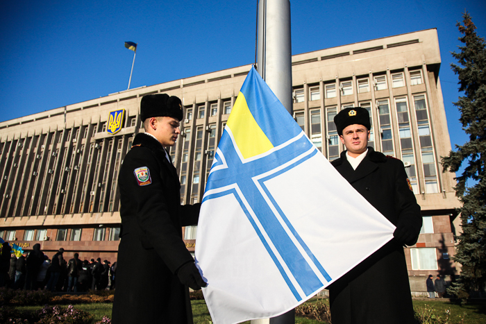 В центре Запорожья подняли флаг ВМС Украины (Фоторепортаж)