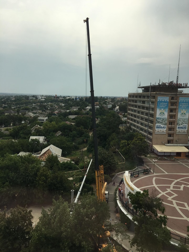 В Мелитополе продолжается работа по установке флагштока, высота которого составит 36 метров