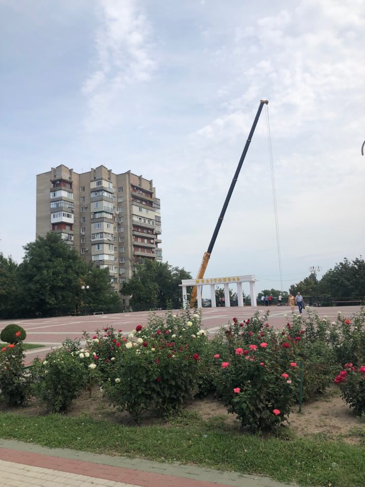 В Мелитополе продолжается работа по установке флагштока, высота которого составит 36 метров