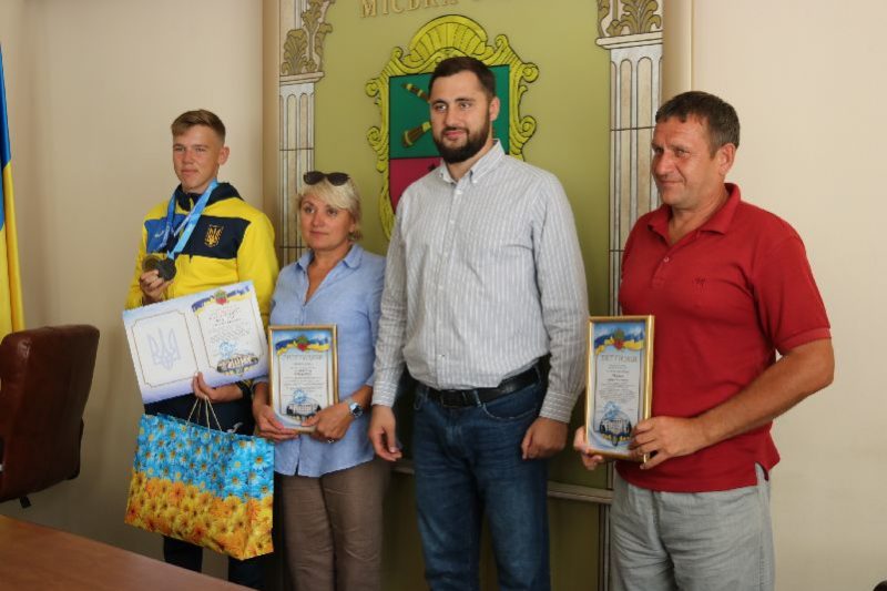 Юные спортсмены-призеры чемпионатов мира и их тренеры получили награды от городской власти