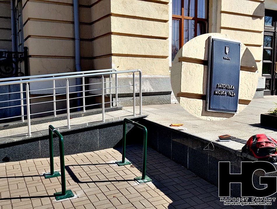 Около здания Запорожского горсовета установили велопарковку. Фото: fb Александр Ралик