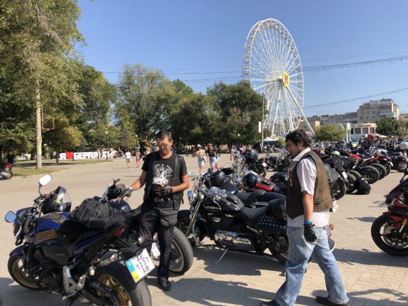 На запорожском курорте собрались сотни байкеров со всей Украины