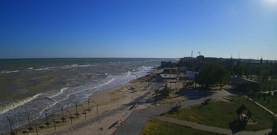 Сухого места на пляжах осталось очень мало / фото: kirillovka.ks.ua