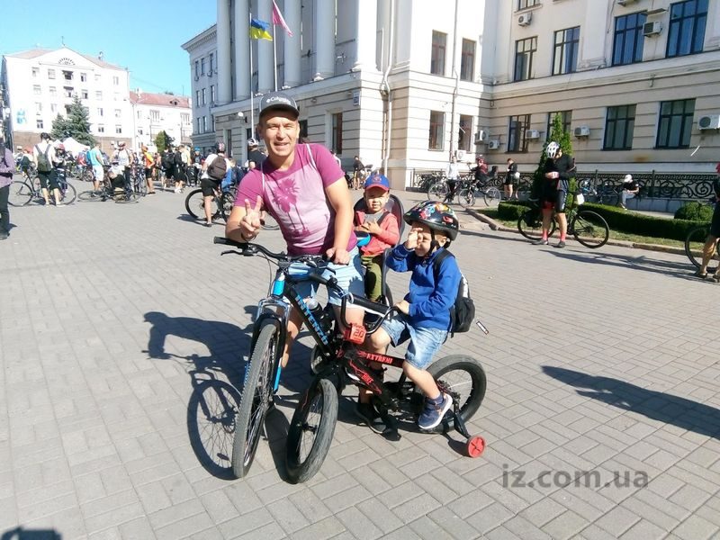 В центре Запорожья прошел массовый велопарад