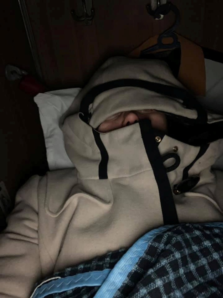 Люди в вагоне пытались спать в верхней одежде из-за холода. Фото: fb Ирина Черныш