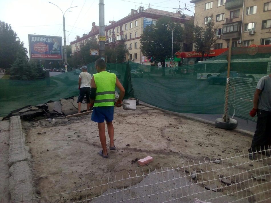 На проспекте Соборном начали капитальный ремонт остановки. Фото: fb райадминистрация Александровского района