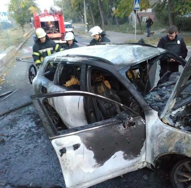 Сегодня рано утром на улице Гагарина загорелось авто. Фото пресс-службы ГСЧС в Запорожской области.