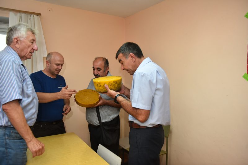 20 кило воска передали представители Запорожского областного благотворительного общества пчеловодов волонтерам
