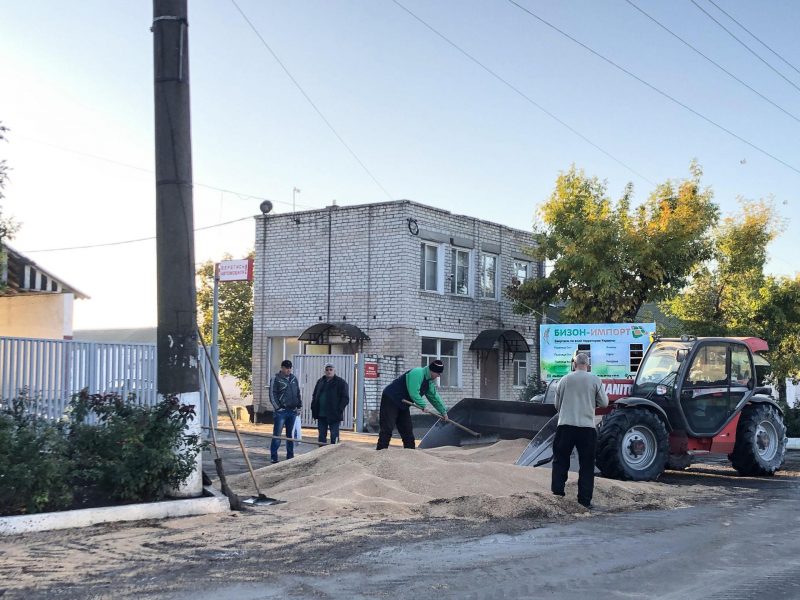 Центральные улицы Бердянска засыпали зерном