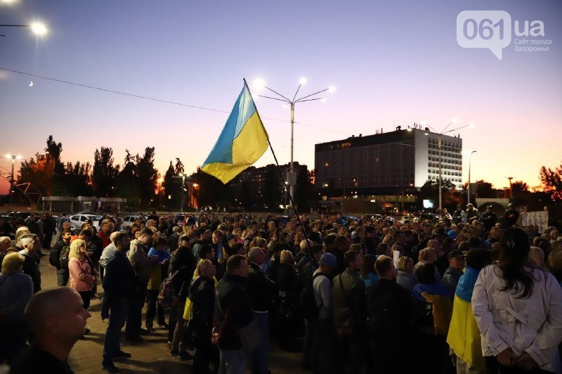 Запорожцы вышли на акцию протеста под стены Запорожской ОГА. Фото: 
