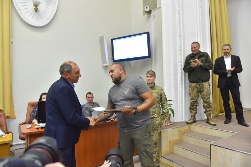 Бойцы 37-го батальона вручили благодарности мэру и депутатам