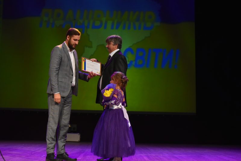 Анатолий Пустоваров наградил учителей