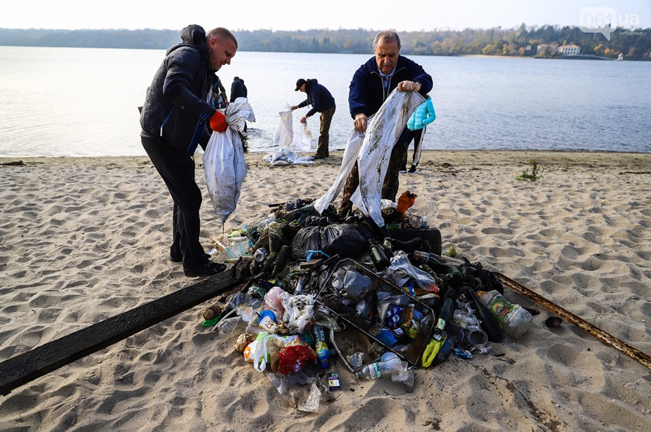 Дайверы чистят центральный пляж Запорожья. Фото: 061.ua.