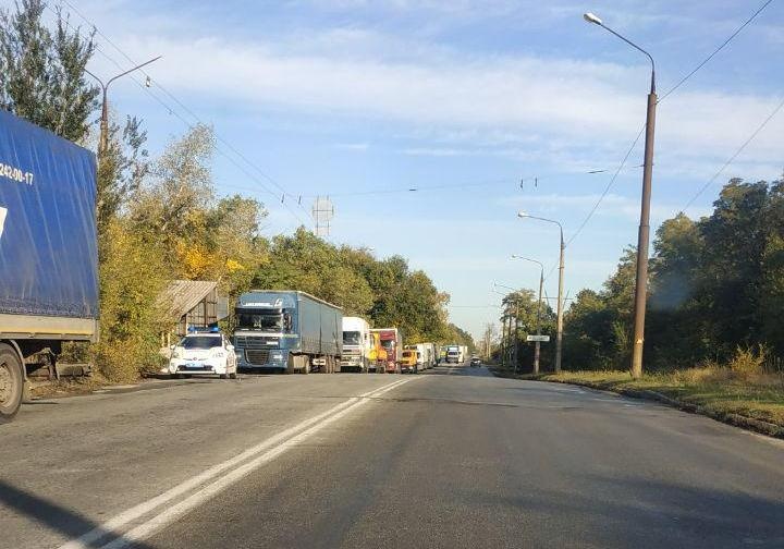 Пробка аж от музея на Хортице, грузовики заблокировали проезд. Фото: tg Автоканал Запорожье