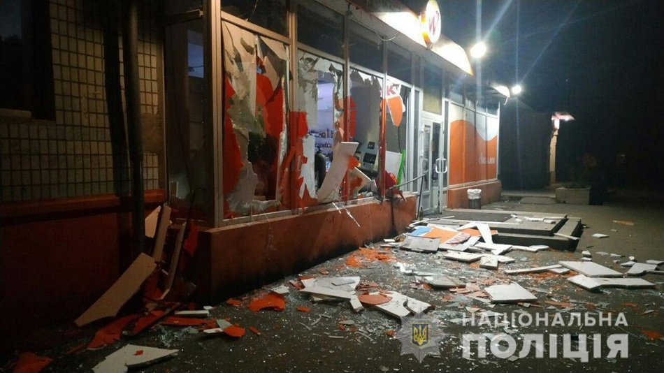 На Шевченковском прогремел взрыв: подорвали банкомат, который находлся в магахине. Фото: ГУНП