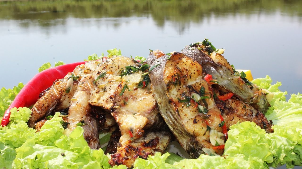 Жареная рыба с запеченными овощами. Мангал рыба. Шашлык из сазана. Карп на мангале. Шашлык из карпа.