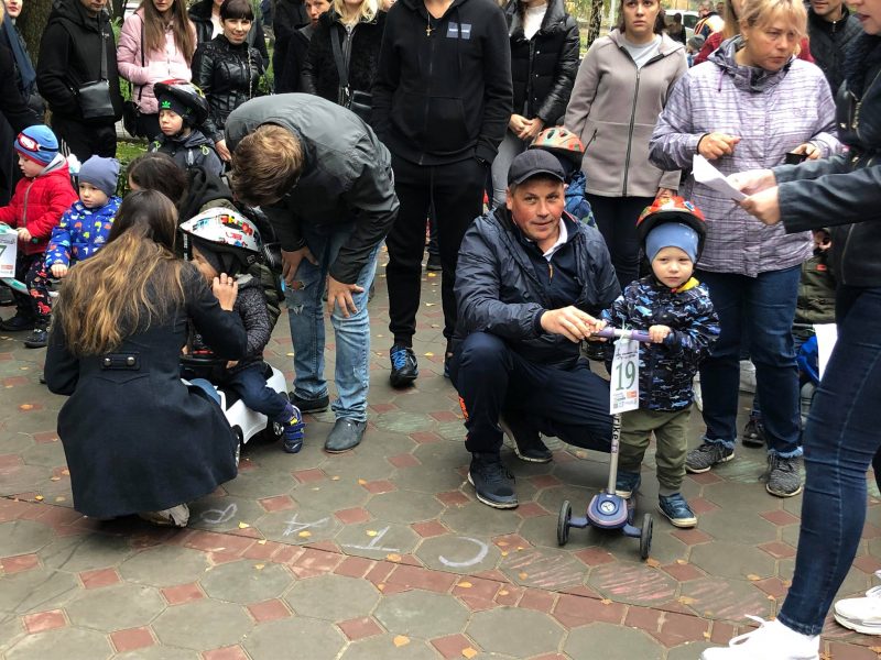 На спортивном празднике маленькие жители Мелитополя соревновались в управлении колесным транспортом