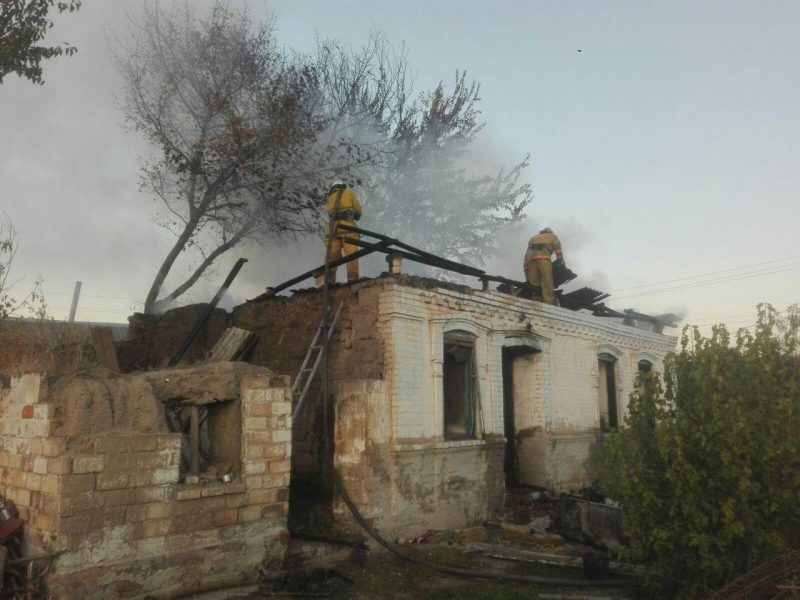 В Запорожской области огонь охватил жилой дом 