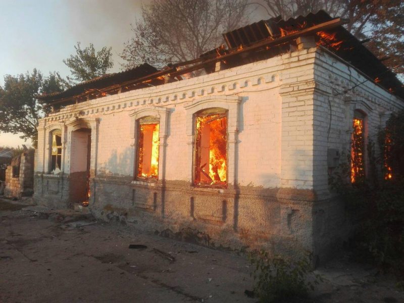 В Запорожской области огонь охватил жилой дом 