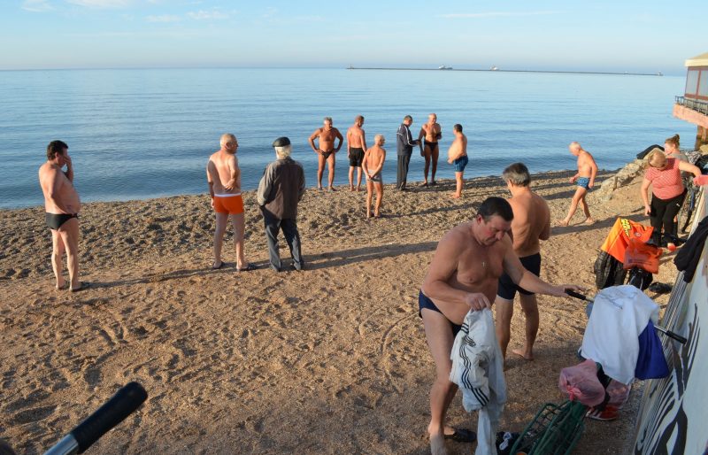 Бердянские экстремалы отметили День защитника купанием в море