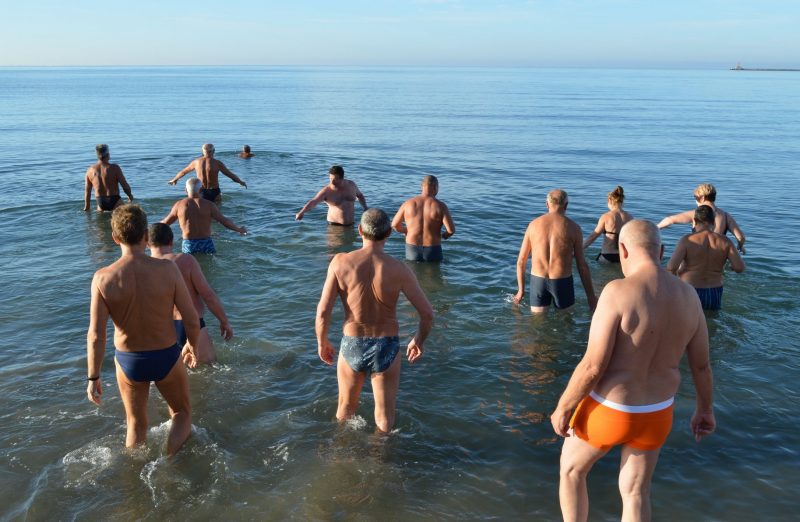 Бердянские экстремалы отметили День защитника купанием в море