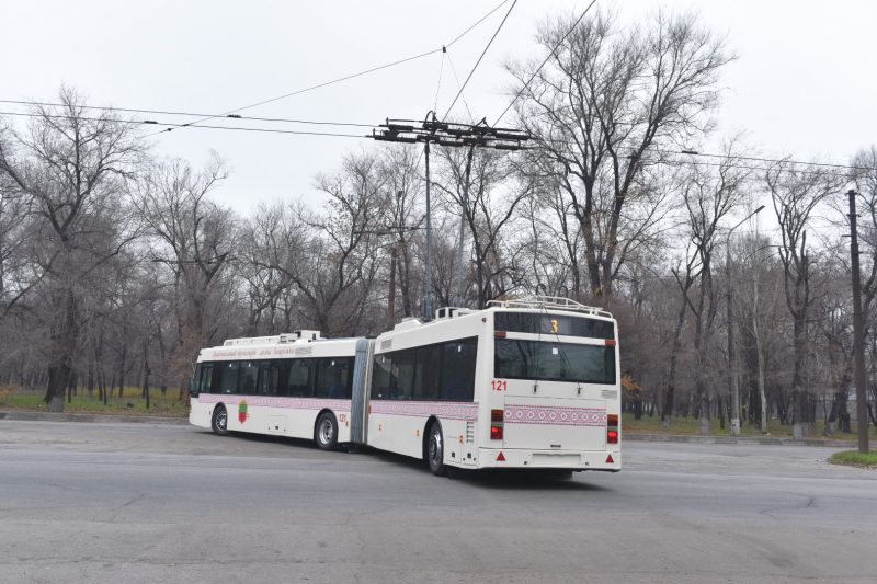 Первые два 18-метровые троллейбусы-«гармошки» прибыли в Запорожье