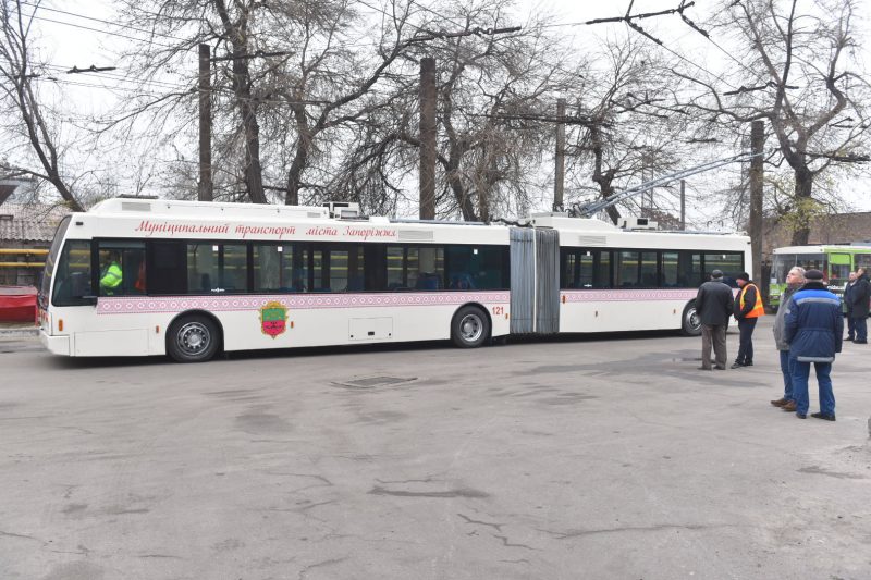 Первые два 18-метровые троллейбусы-«гармошки» прибыли в Запорожье